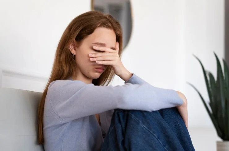 девушка страдает из-за энцефалопатии